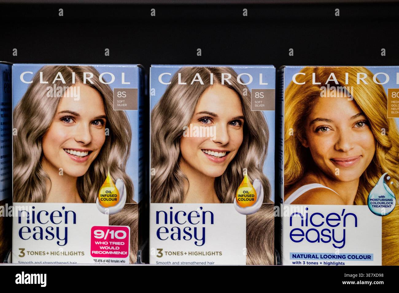 London UK, 11. April 2026, Anzeige der natürlichen Haarfärbung Clairol Stockfoto