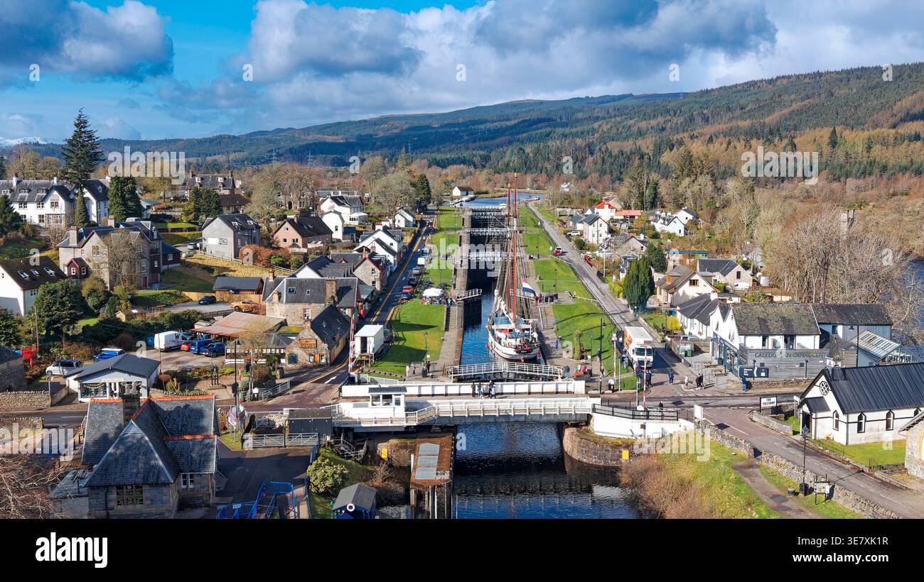 Fort Augustus Loch Ness Scotland Telfords Five sperrt die weiße Schaukelbrücke und ein Boot in der ersten Schleuse Stockfoto