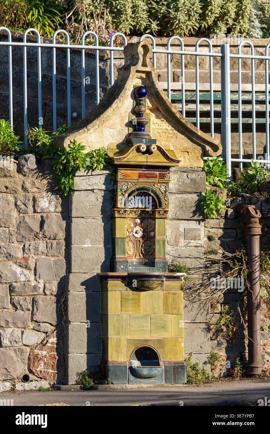 Der historische Royal Doulton Drink Fountain befindet sich in Clevedon, Somerset, England Stockfoto