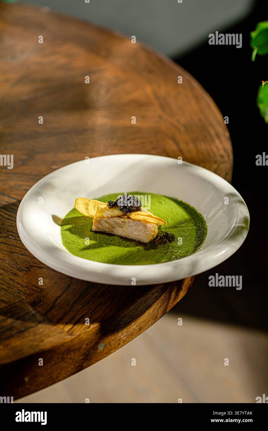 Fischfilet mit grüner Soße und Kaviargarnitur Stockfoto