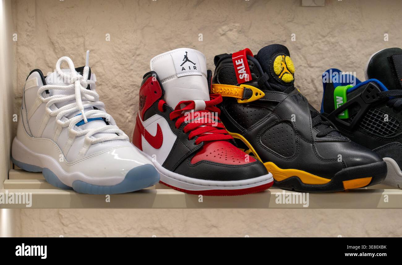 Verschiedene Modelle von Air Jordan Sneakers im Regal eines Sportschuhgeschäfts. Minsk, Weißrussland - 30. März 2026 Stockfoto