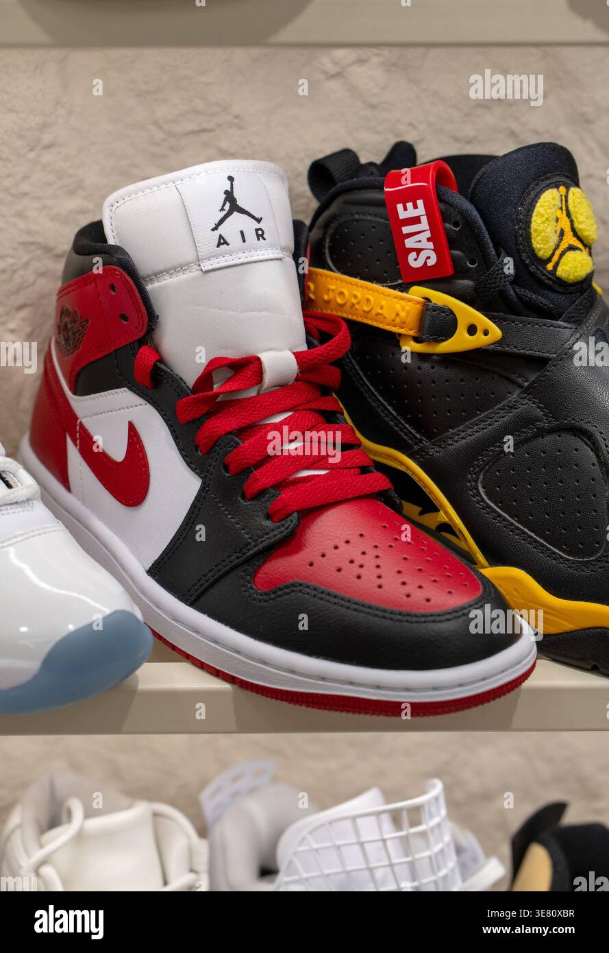 Verschiedene Modelle von Air Jordan Sneakers im Regal eines Sportschuhgeschäfts. Minsk, Weißrussland - 30. März 2026 Stockfoto