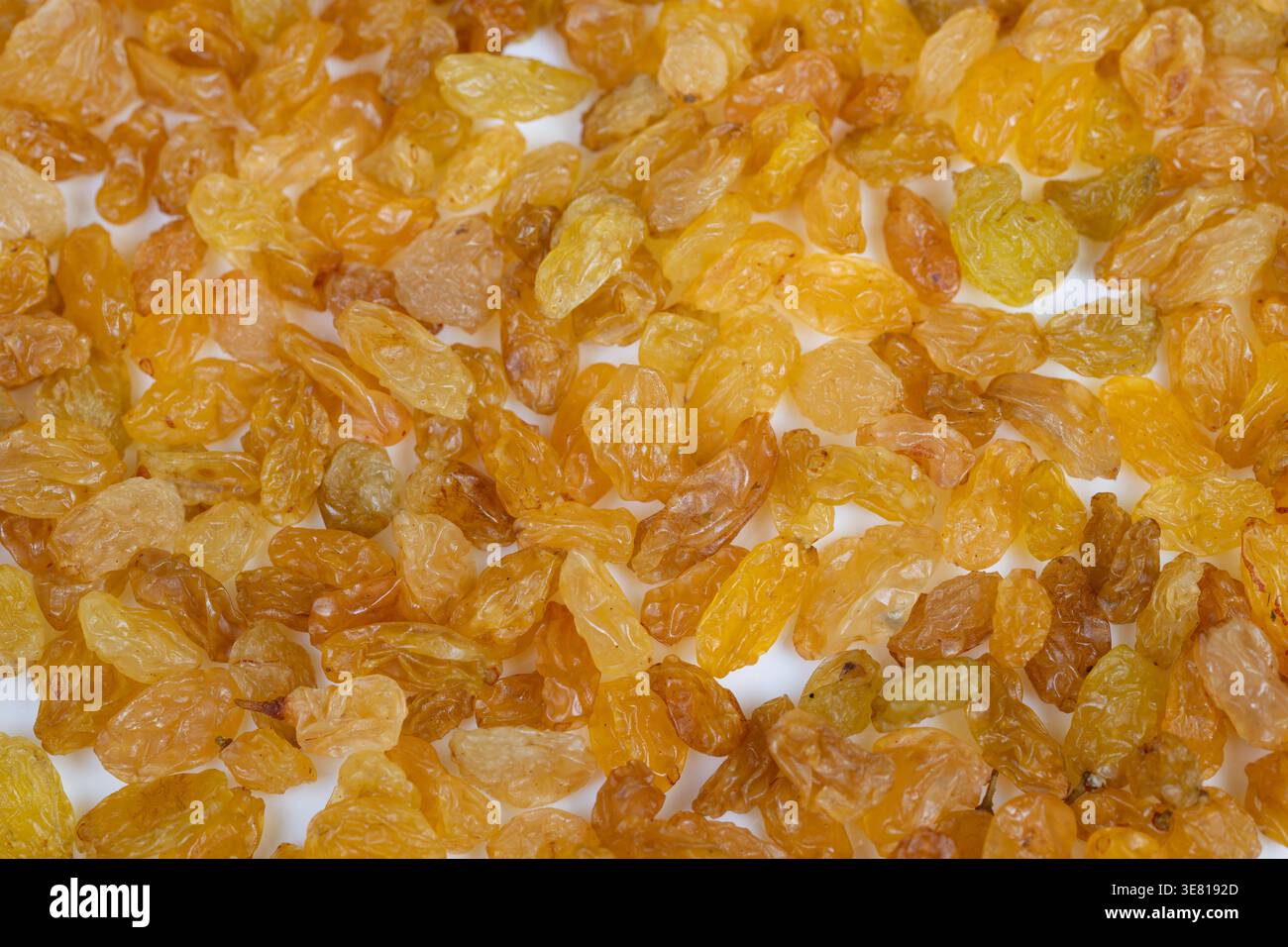 Zuckerhaltige Glasur und glänzende Früchte sorgen für ein köstliches Desserterlebnis. Die üppige Kombination aus Bernsteintönen und klebrigen Rosinen sorgt für knuspriges Gebäck Stockfoto