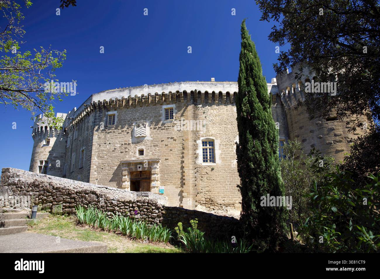 Blick vom Graben am Haupttor in die Festung Suze-la-Rousse aus dem 11. Jahrhundert im Département Drôme, Frankreich. Stockfoto