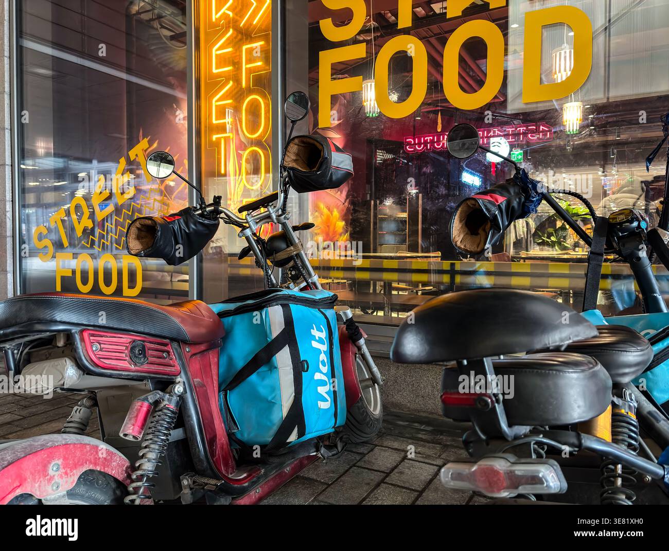 Wolt Kurierroller parkten vor einem Street Food Restaurant im Einkaufszentrum Redi. Stockfoto