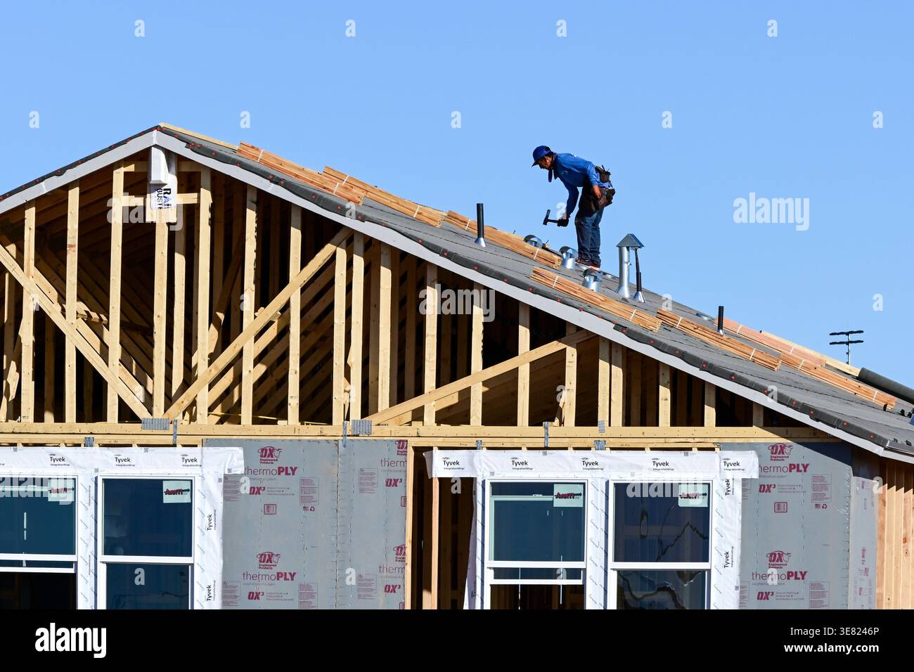 Apache Junction, Arizona, USA. April 2026. Ein Dachdecker arbeitet auf einem im Bau befindlichen neuen Haus, da die Wohnkosten die Inflationsaussichten weiterhin prägen. Die Preise stiegen im März um 0,9 Prozent und sind im Vergleich zum letzten Jahr um 3,3 Prozent gestiegen, so das U.S. Bureau of Labor Statistics. Shelter stieg in diesem Monat um 0,3 Prozent, was auf den anhaltenden Druck auf dem Wohnungsmarkt zurückzuführen ist. (Kreditbild: © Eduardo Barraza/ZUMA Press Wire) NUR REDAKTIONELLE VERWENDUNG! Nicht für kommerzielle ZWECKE! Stockfoto