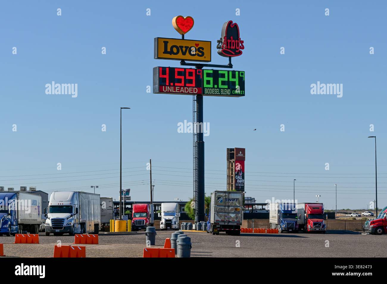 Apache Junction, Arizona, USA. April 2026. Die Kraftstoffpreise werden über einem Lkw-Stopp angezeigt, da die steigenden Energiekosten weiterhin die Inflation antreiben. Die Preise stiegen im März um 0,9 Prozent und stiegen im Vergleich zum letzten Jahr um 3,3 Prozent, so das U.S. Bureau of Labor Statistics. Die Energie stieg um 10,9 Prozent, angeführt von einem Anstieg des Benzins um 21,2 Prozent. (Kreditbild: © Eduardo Barraza/ZUMA Press Wire) NUR REDAKTIONELLE VERWENDUNG! Nicht für kommerzielle ZWECKE! Stockfoto