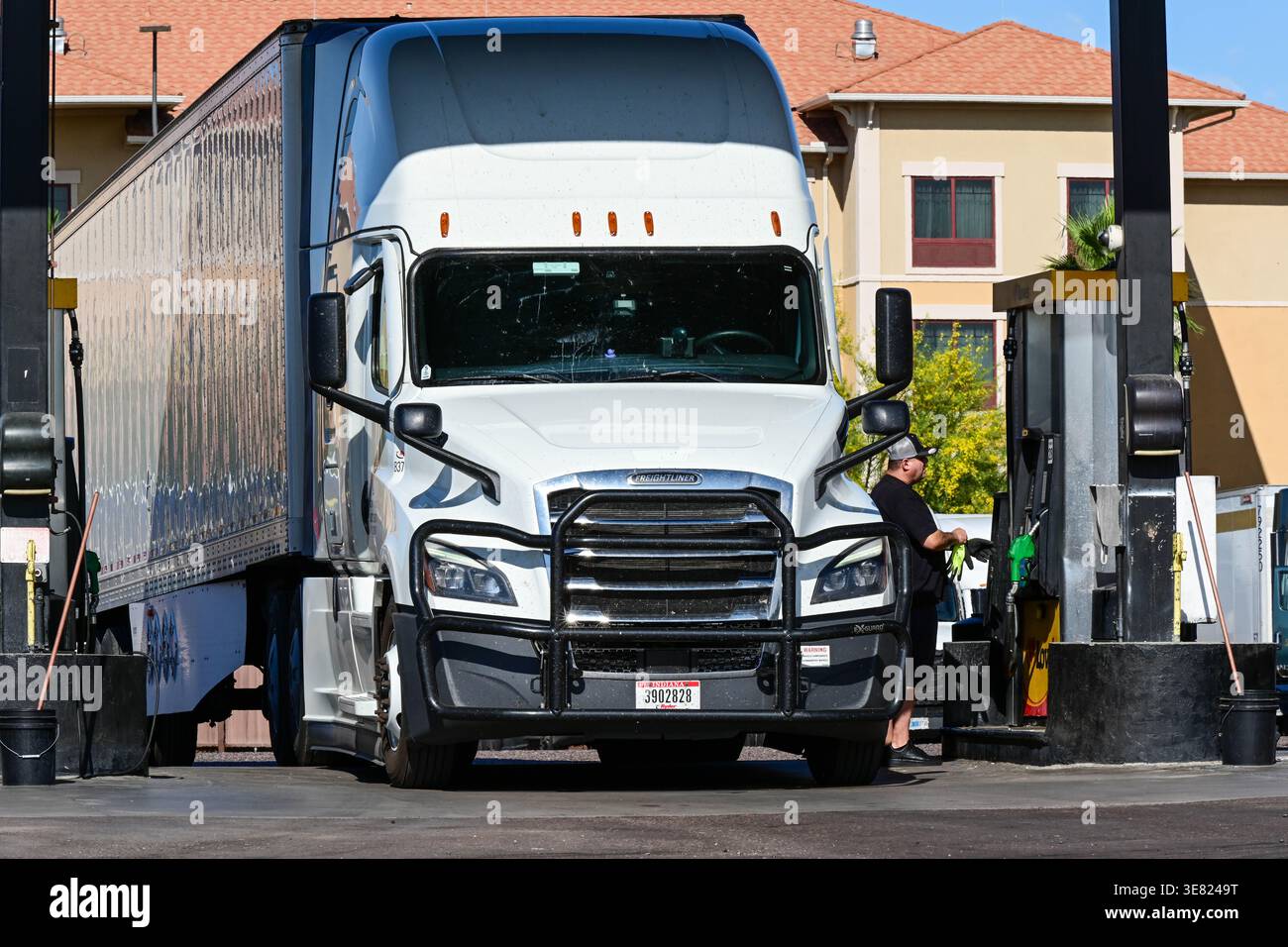 Apache Junction, Arizona, USA. April 2026. Ein Lkw-Fahrer betankt sein Fahrzeug an einem LKW-Stopp, da steigende Energiekosten die Inflation weiter erhöhen. Die Preise stiegen im März um 0,9 Prozent und stiegen im Vergleich zum letzten Jahr um 3,3 Prozent, so das U.S. Bureau of Labor Statistics. Die Energie stieg um 10,9 Prozent, angeführt von einem Anstieg des Benzins um 21,2 Prozent. (Kreditbild: © Eduardo Barraza/ZUMA Press Wire) NUR REDAKTIONELLE VERWENDUNG! Nicht für kommerzielle ZWECKE! Stockfoto