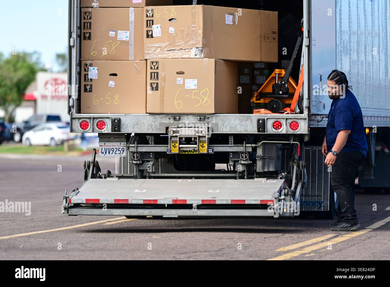 Apache Junction, Arizona, USA. April 2026. Ein Lieferarbeiter entlädt Kisten von einem Lkw, da steigende Transport- und Logistikkosten zum Inflationsdruck beitragen. Die Preise stiegen im März um 0,9 Prozent und stiegen im Vergleich zum letzten Jahr um 3,3 Prozent, so das U.S. Bureau of Labor Statistics. Die Energie stieg um 10,9 Prozent, angeführt von einem Anstieg des Benzins um 21,2 Prozent. (Kreditbild: © Eduardo Barraza/ZUMA Press Wire) NUR REDAKTIONELLE VERWENDUNG! Nicht für kommerzielle ZWECKE! Stockfoto
