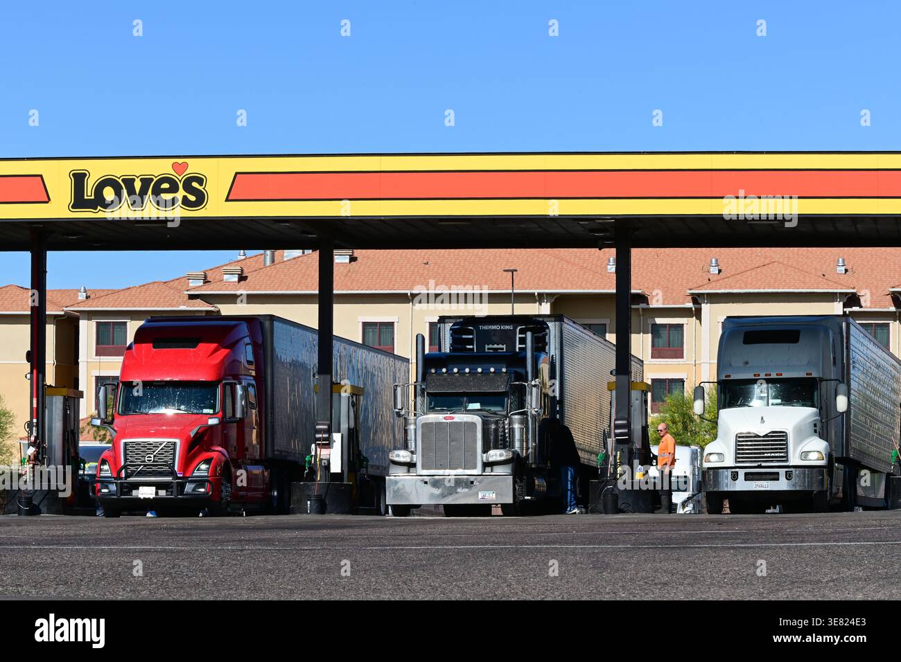 Apache Junction, Arizona, USA. April 2026. Lkw-Fahrer tanken ihre Fahrzeuge an einem LKW-Stopp, da steigende Energiekosten die Inflation weiter erhöhen. Die Preise stiegen im März um 0,9 Prozent und stiegen im Vergleich zum letzten Jahr um 3,3 Prozent, so das U.S. Bureau of Labor Statistics. Die Energie stieg um 10,9 Prozent, angeführt von einem Anstieg des Benzins um 21,2 Prozent. (Kreditbild: © Eduardo Barraza/ZUMA Press Wire) NUR REDAKTIONELLE VERWENDUNG! Nicht für kommerzielle ZWECKE! Stockfoto