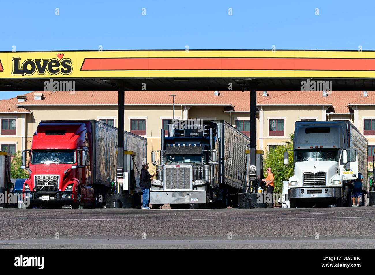 Apache Junction, Arizona, USA. April 2026. Lkw-Fahrer tanken ihre Fahrzeuge an einem LKW-Stopp, da steigende Energiekosten die Inflation weiter erhöhen. Die Preise stiegen im März um 0,9 Prozent und stiegen im Vergleich zum letzten Jahr um 3,3 Prozent, so das U.S. Bureau of Labor Statistics. Die Energie stieg um 10,9 Prozent, angeführt von einem Anstieg des Benzins um 21,2 Prozent. (Kreditbild: © Eduardo Barraza/ZUMA Press Wire) NUR REDAKTIONELLE VERWENDUNG! Nicht für kommerzielle ZWECKE! Stockfoto