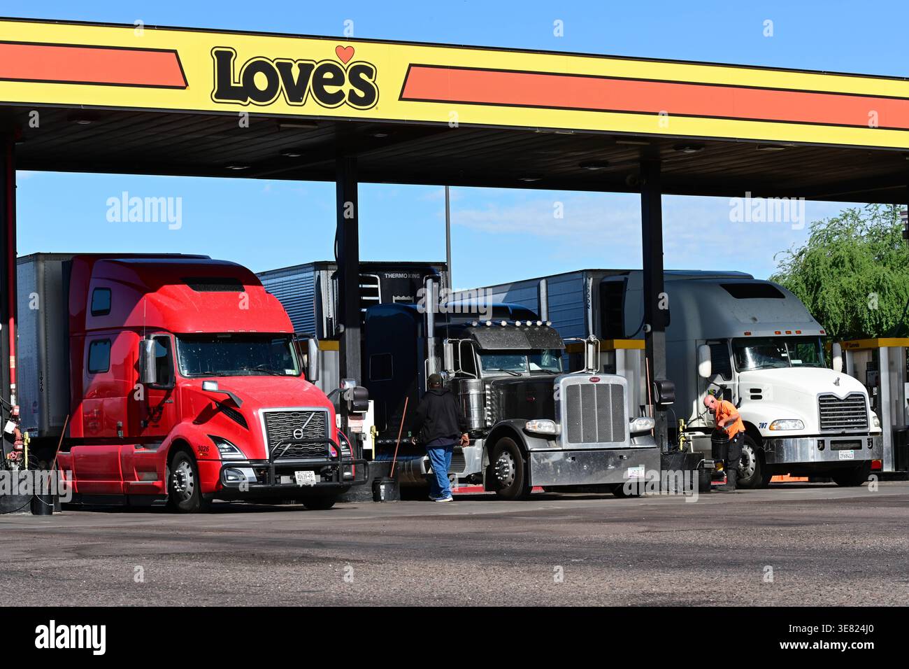 Apache Junction, Arizona, USA. April 2026. Lkw-Fahrer tanken ihre Fahrzeuge an einem LKW-Stopp, da steigende Energiekosten die Inflation weiter erhöhen. Die Preise stiegen im März um 0,9 Prozent und stiegen im Vergleich zum letzten Jahr um 3,3 Prozent, so das U.S. Bureau of Labor Statistics. Die Energie stieg um 10,9 Prozent, angeführt von einem Anstieg des Benzins um 21,2 Prozent. (Kreditbild: © Eduardo Barraza/ZUMA Press Wire) NUR REDAKTIONELLE VERWENDUNG! Nicht für kommerzielle ZWECKE! Stockfoto