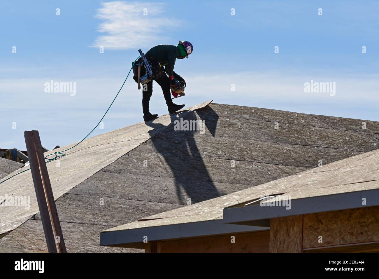 Apache Junction, Arizona, USA. April 2026. Ein Dachdecker arbeitet auf einem im Bau befindlichen neuen Haus, da die Wohnkosten die Inflationsaussichten weiterhin prägen. Die Preise stiegen im März um 0,9 Prozent und sind im Vergleich zum letzten Jahr um 3,3 Prozent gestiegen, so das U.S. Bureau of Labor Statistics. Shelter stieg in diesem Monat um 0,3 Prozent, was auf den anhaltenden Druck auf dem Wohnungsmarkt zurückzuführen ist. (Kreditbild: © Eduardo Barraza/ZUMA Press Wire) NUR REDAKTIONELLE VERWENDUNG! Nicht für kommerzielle ZWECKE! Stockfoto