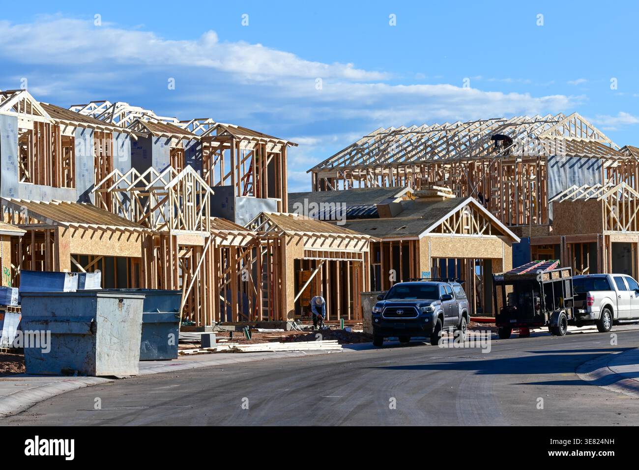 Apache Junction, Arizona, USA. April 2026. In einer neuen Unterteilung in Arizona steigen die Immobilienkosten, die die Inflationsaussichten weiterhin prägen. Die Preise stiegen im März um 0,9 Prozent und stiegen im Vergleich zum letzten Jahr um 3,3 Prozent, so das U.S. Bureau of Labor Statistics. Die Unterkunftskosten stiegen im Monat um 0,3 Prozent, was auf den anhaltenden Druck auf dem Wohnungsmarkt zurückzuführen ist. (Kreditbild: © Eduardo Barraza/ZUMA Press Wire) NUR REDAKTIONELLE VERWENDUNG! Nicht für kommerzielle ZWECKE! Stockfoto