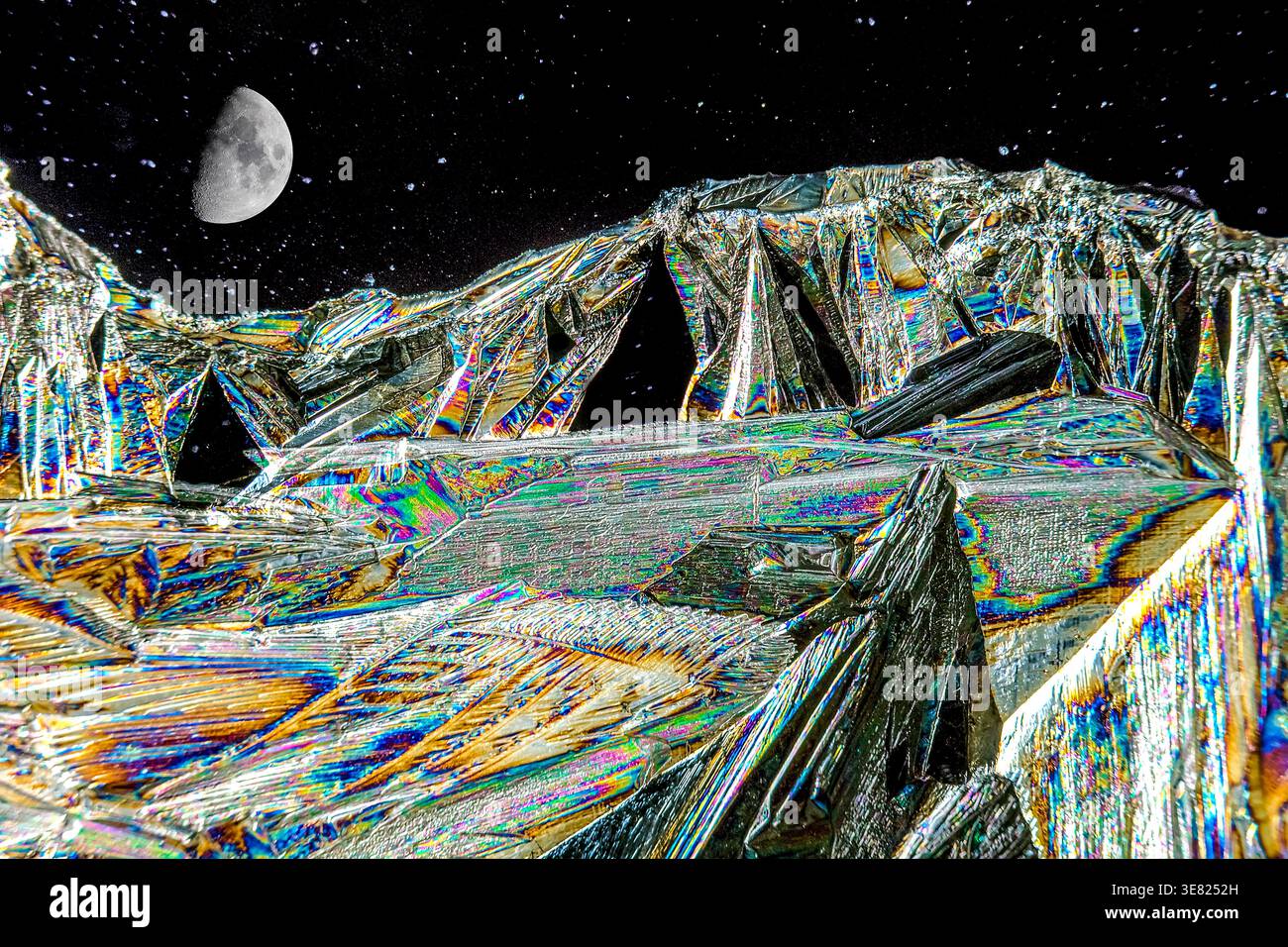 Das Mocroskop-Bild von Bittersalzkristallen in Farbe sowie Sterne und Mond-Bild machen eine dramatische Science-Fiction-Abstraktion Stockfoto