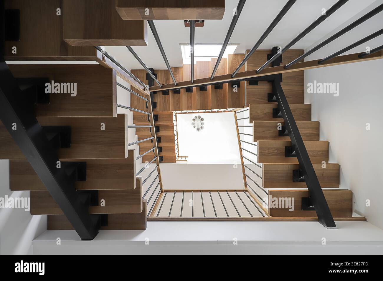 Hohe Holztreppe im Inneren des Hauses Stockfoto