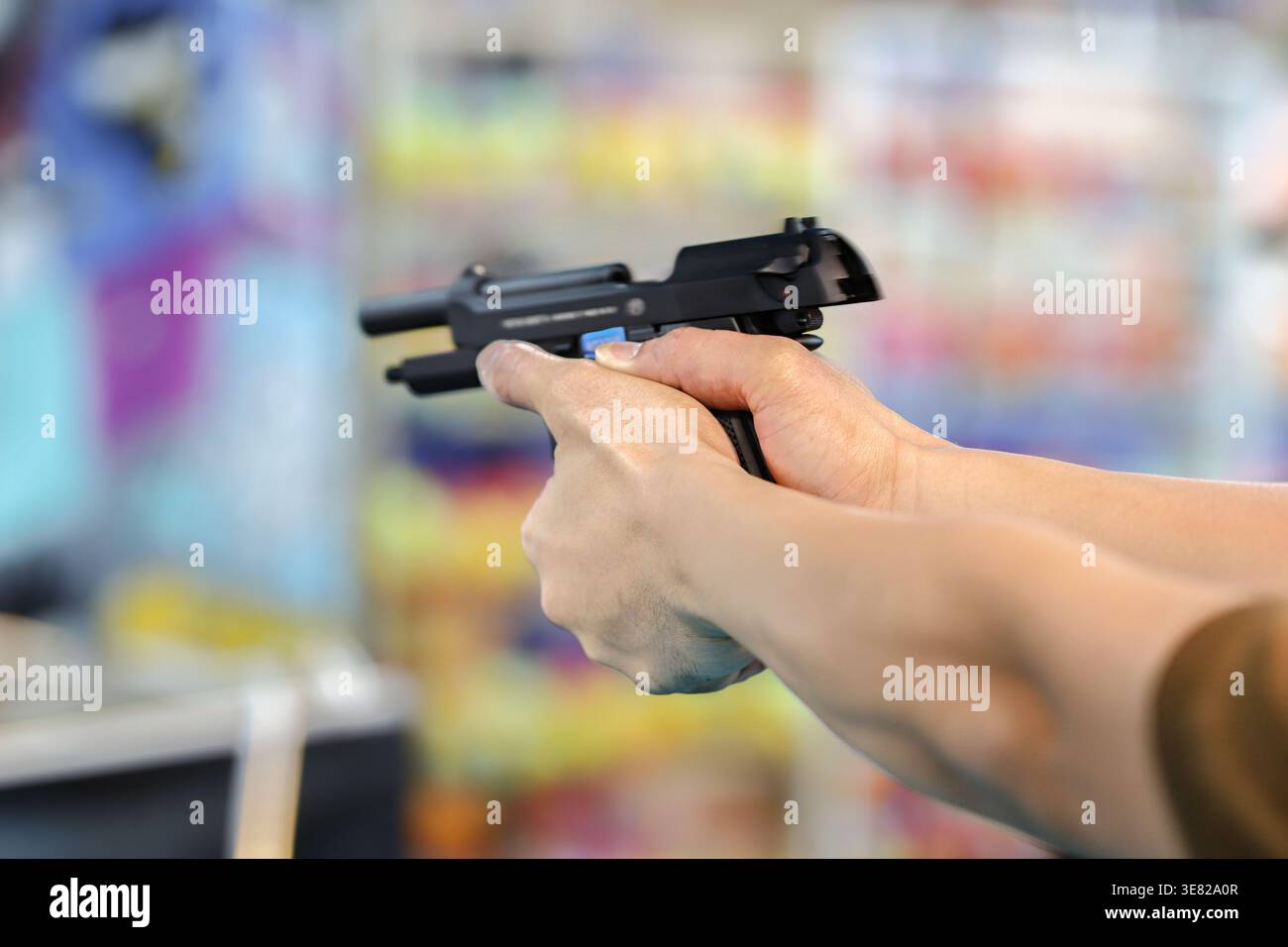 Thailändisches Karneval-Kork-Gewehrschießen-Spiel auf der Tempelmesse mit farbenfrohen Zielen, die Spaß, Konzentration und kulturelle Festivalaktivitäten zeigen. Stockfoto