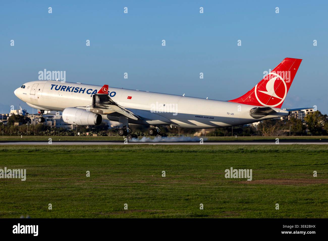 Turkish Airlines Cargo Airbus A330-243F (REG: TC-JCI) landet am Abend Landebahn 31. Stockfoto
