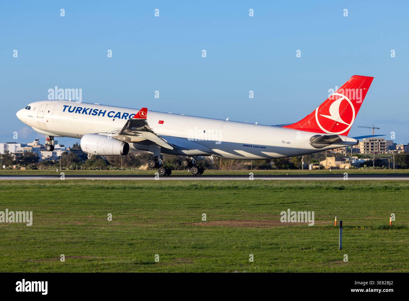 Turkish Airlines Cargo Airbus A330-243F (REG: TC-JCI) landet am Abend Landebahn 31. Stockfoto
