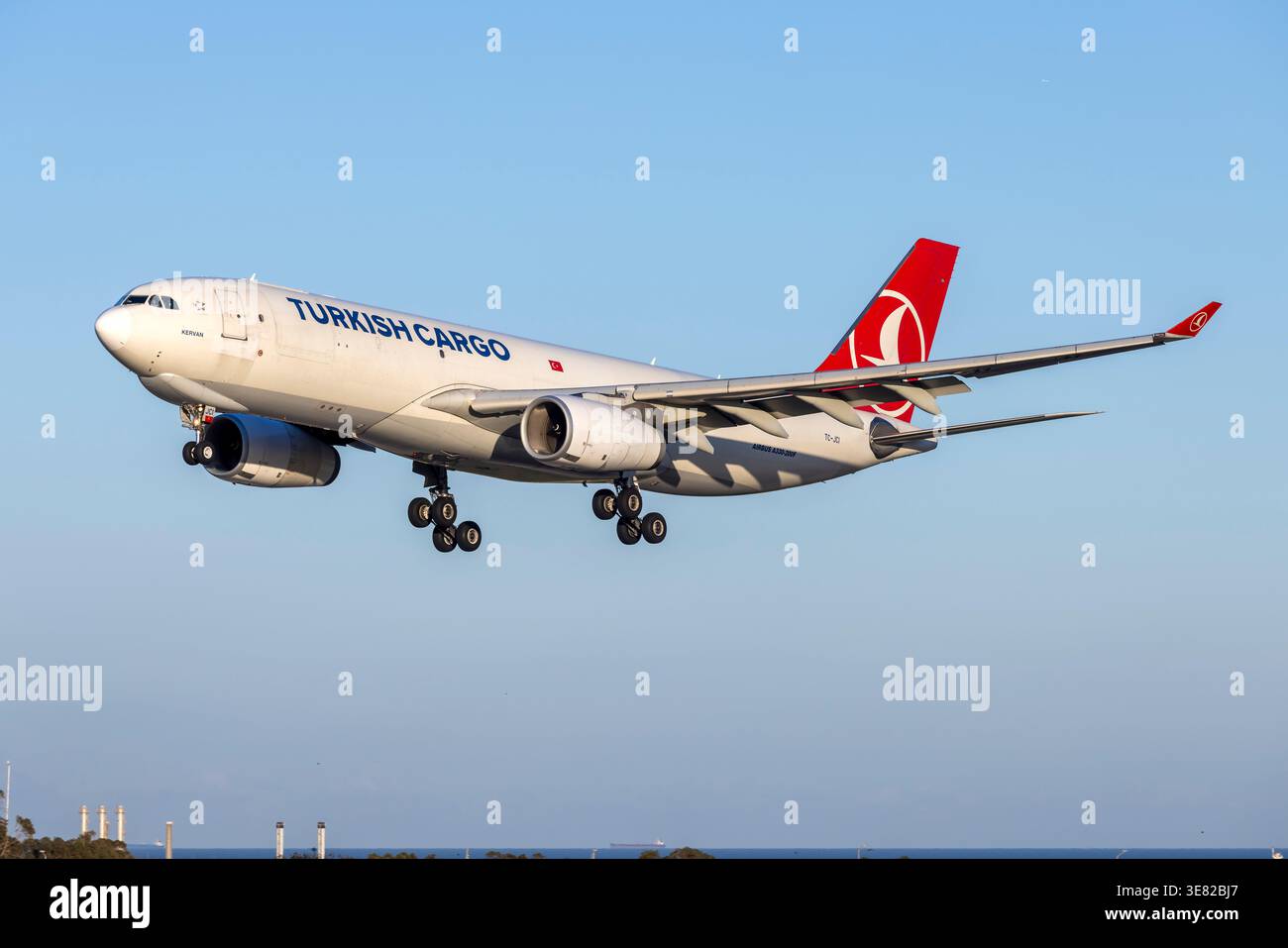 Turkish Airlines Cargo Airbus A330-243F (REG: TC-JCI) landet am Abend Landebahn 31. Stockfoto