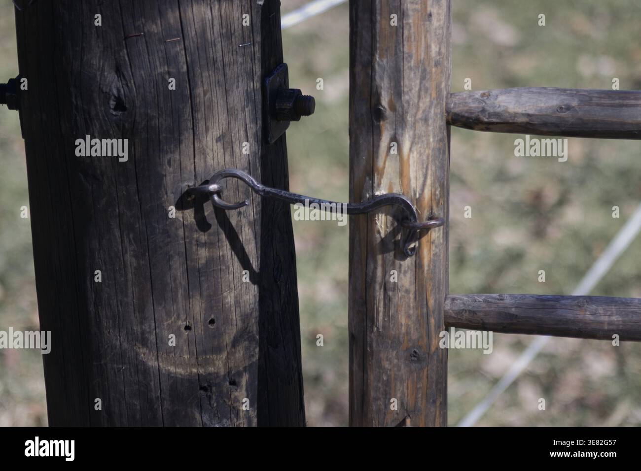 Nahaufnahme einer alten Verriegelung eines Tors in einem Holzzaun Stockfoto