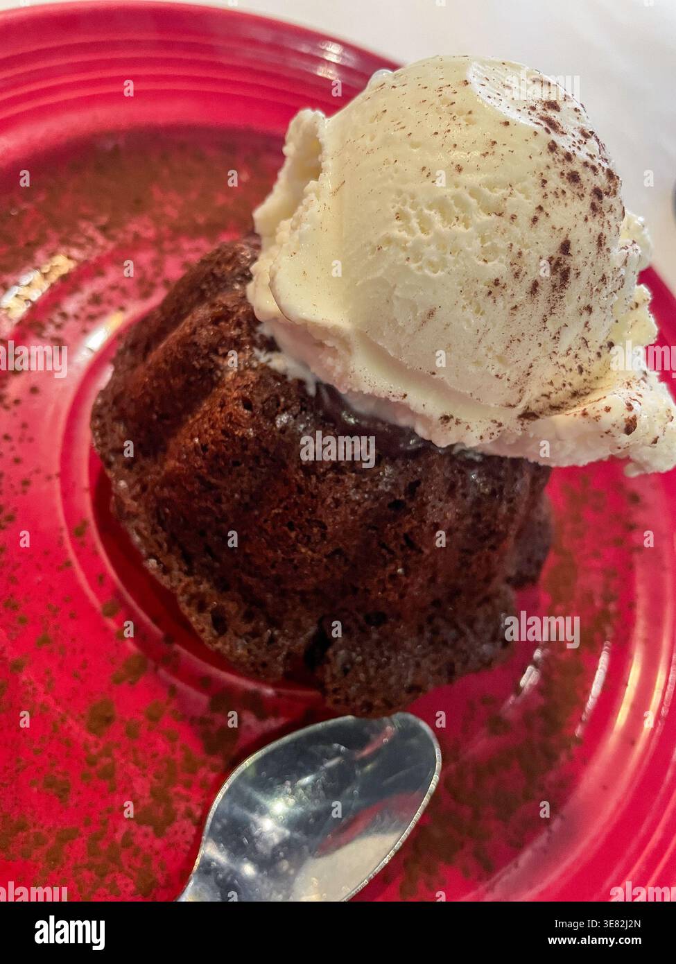 Schokoladenkuchen mit einer Schaufel Vanilleeis Dessert im Casa de Angelo in Little Italy, 2026, New York City - Smartphone-aufgenommenes Stockfoto