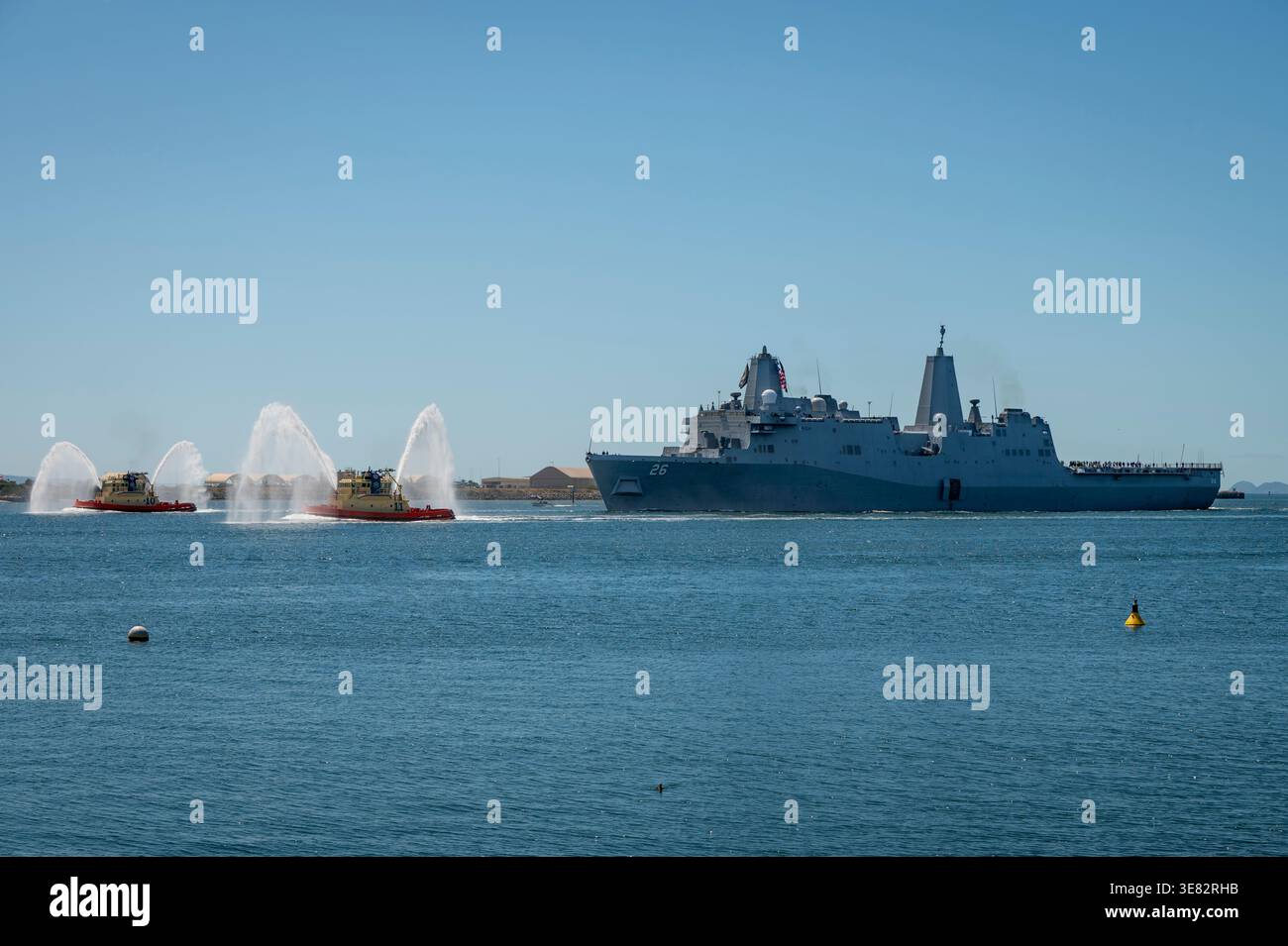 Am 11. April 2026 kehrt die USS John P. Murtha nach San Diego zurück und bringt die Artemis II Orion-Kapsel zurück, nachdem sie vor der Küste gespritzt war. Stockfoto