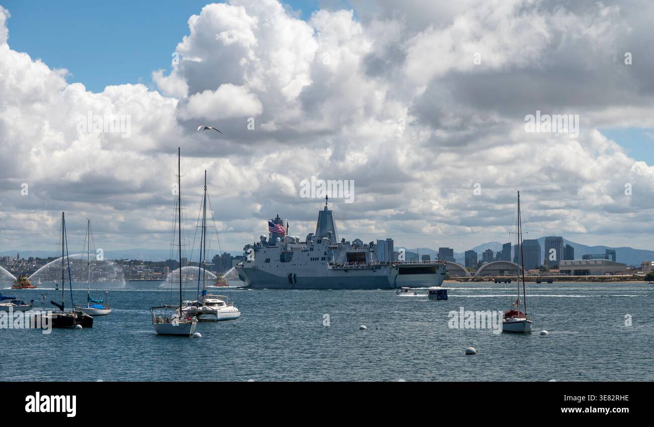 Am 11. April 2026 kehrt die USS John P. Murtha nach San Diego zurück und bringt die Artemis II Orion-Kapsel zurück, nachdem sie vor der Küste gespritzt war. Stockfoto
