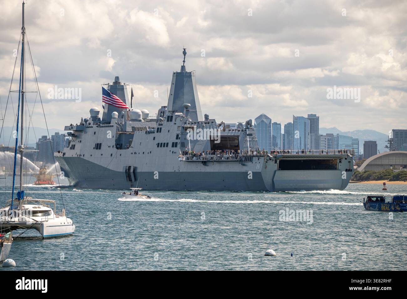 Am 11. April 2026 kehrt die USS John P. Murtha nach San Diego zurück und bringt die Artemis II Orion-Kapsel zurück, nachdem sie vor der Küste gespritzt war. Stockfoto