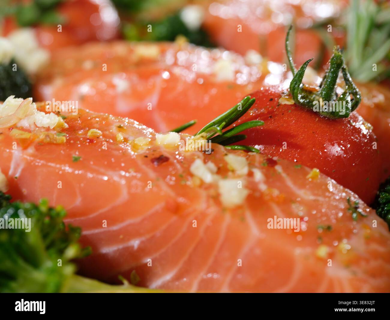 Hochwertiges Lachsfilet, Kunstvoll Zubereitet Mit Frischen Zutaten Für Das Menü-Branding Stockfoto