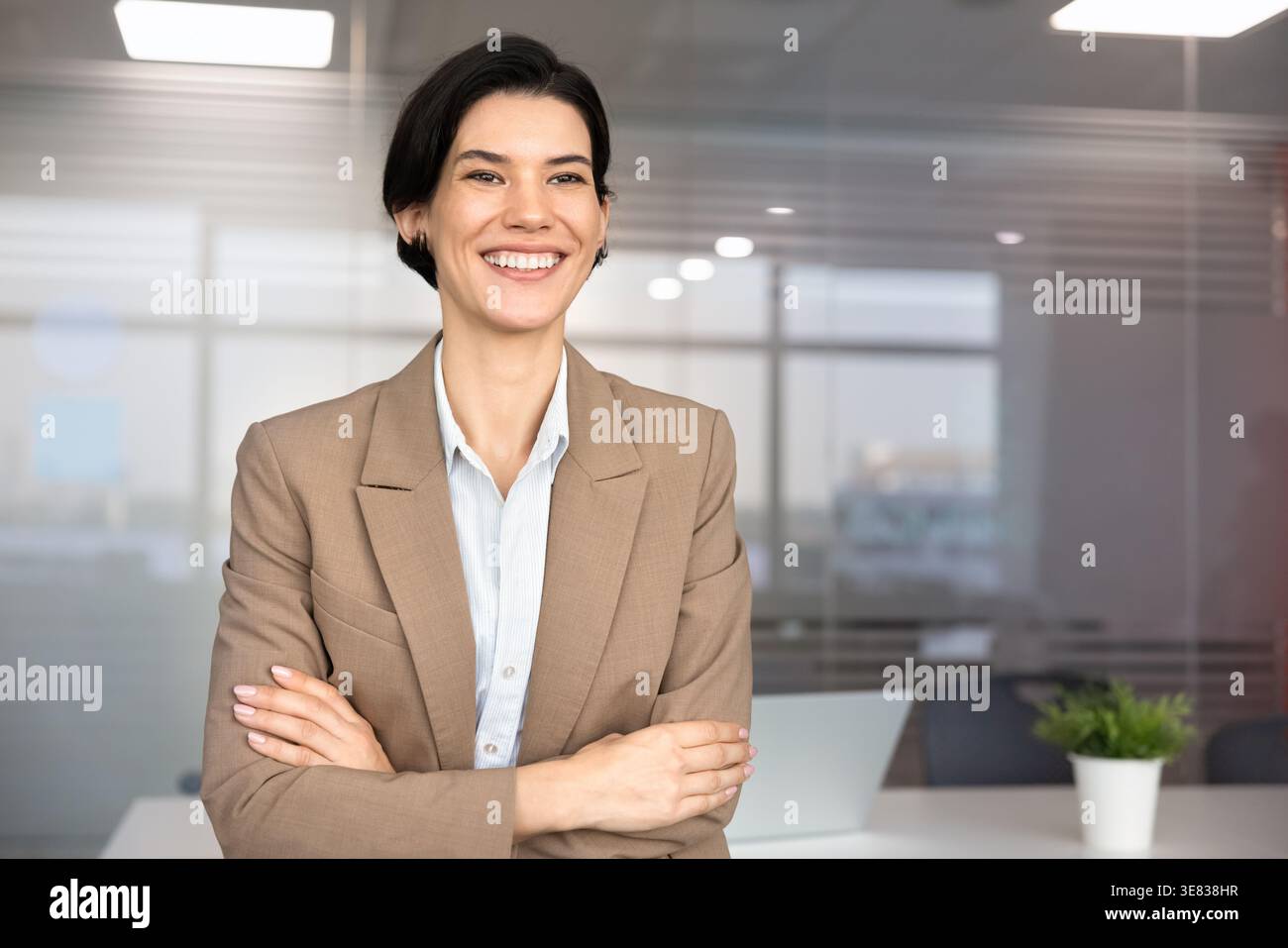 Professionelles Büroporträt einer selbstbewussten kaukasischen Geschäftsfrau am Arbeitsplatz Stockfoto