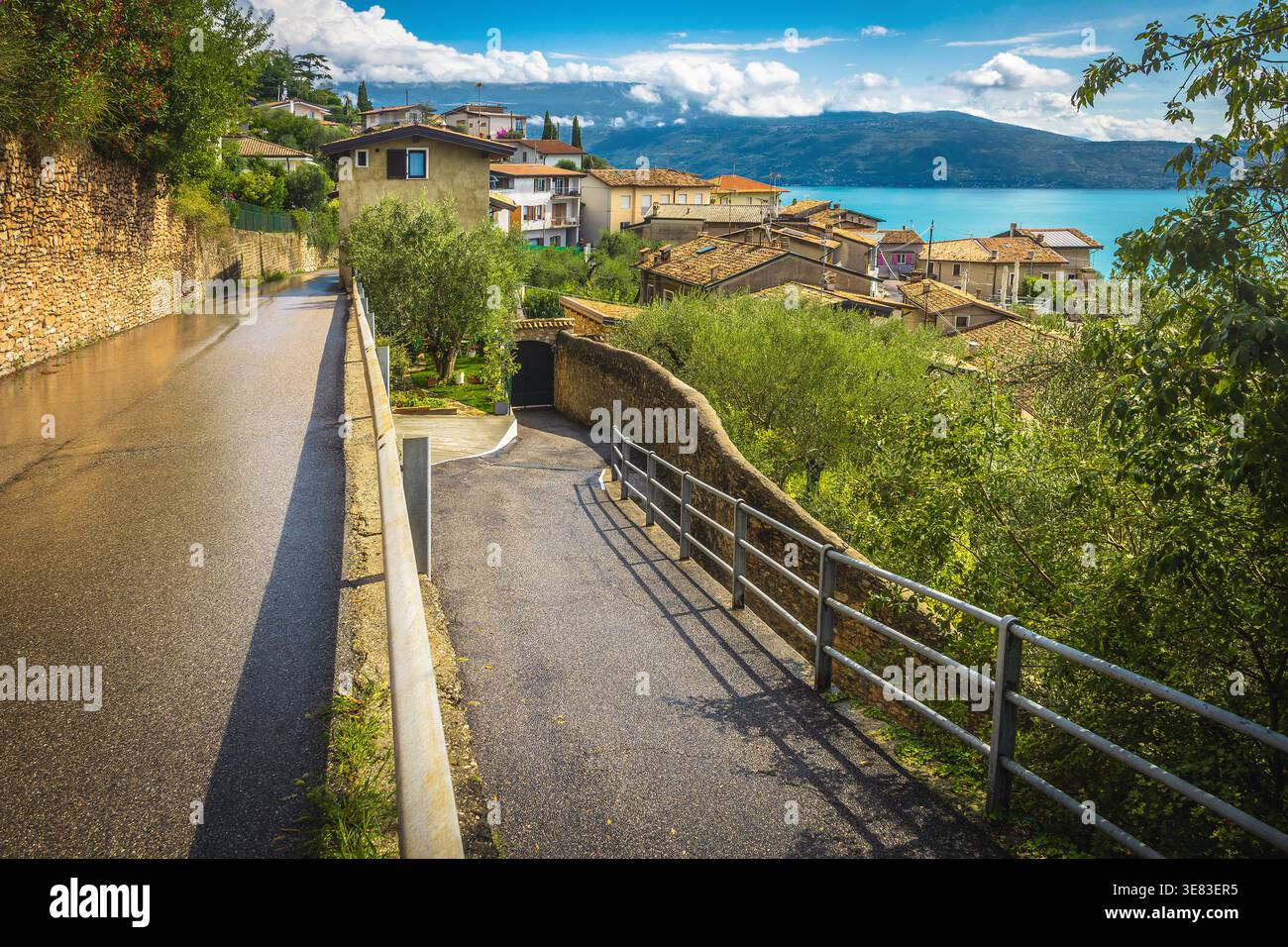 Herrlicher Blick von der Bergstraße mit Ferienort Toscolano Maderno und Gardasee, Lombardei, Italien, Europa Stockfoto
