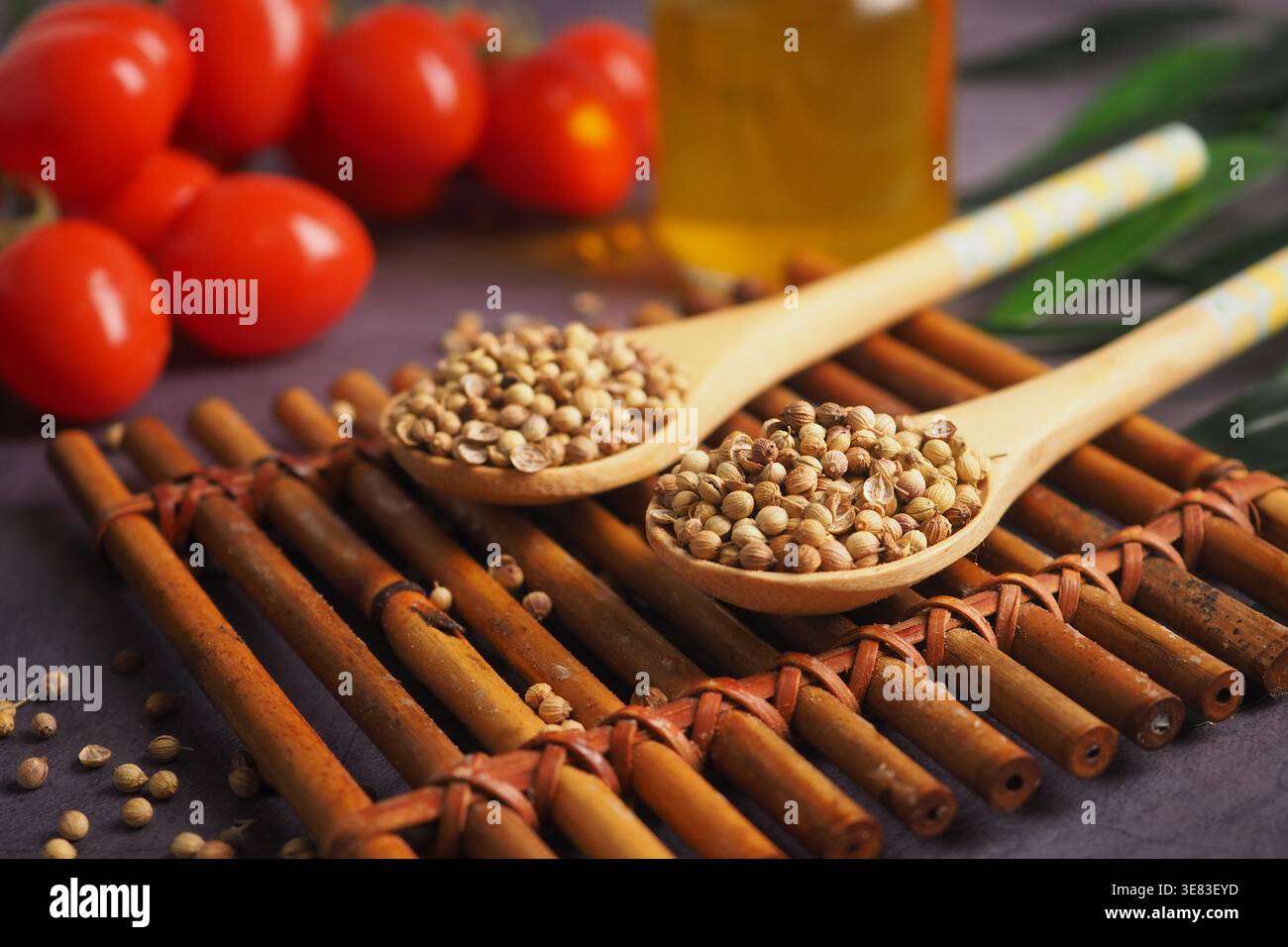Koriandersamen und Tomaten auf Holz Stockfoto