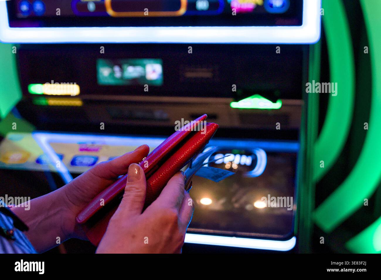 Hände halten Telefon in der Nähe des Spielautomaten Las Vegas USA 25. November 2025 Stockfoto
