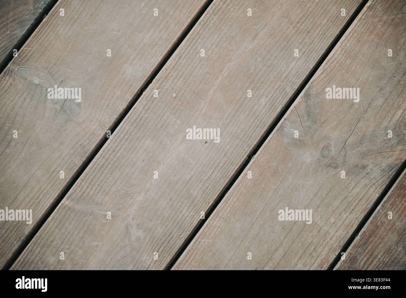 Nahaufnahme von verwitterten Holzdielen, die eine rustikale Hintergrundstruktur bilden. Ideal für Design-Hintergründe, Branding, Produktmockups und Naturmaterial c Stockfoto