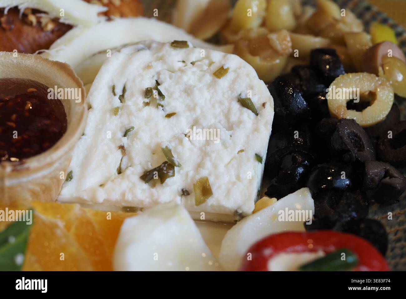 Käse und Oliven auf einem Teller mit Obst und Brot Stockfoto