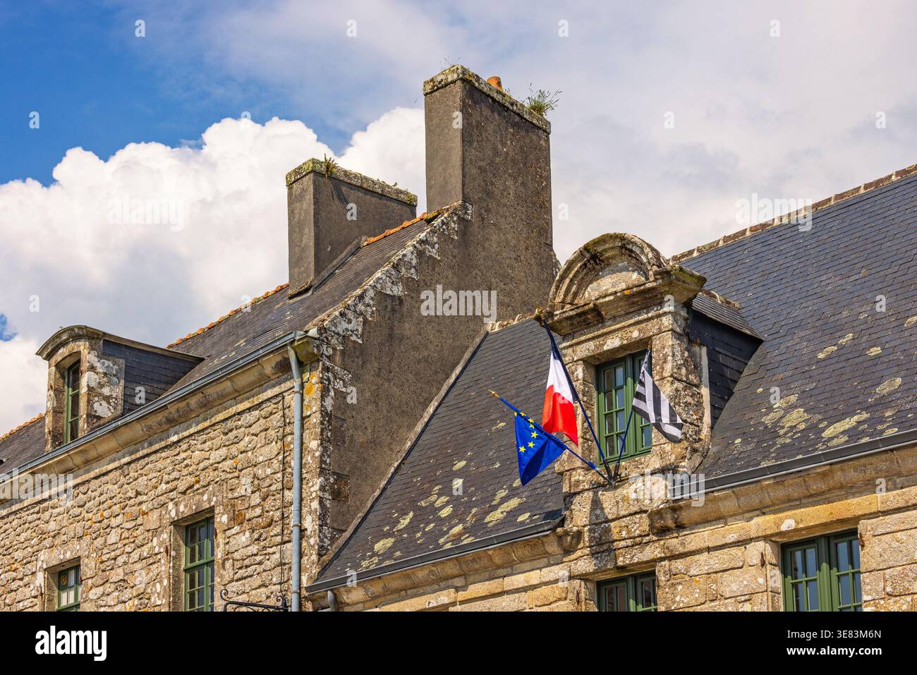 Französische und bretonische Flaggen mit EU-Flagge an einem Fenster an einem Haus Stockfoto