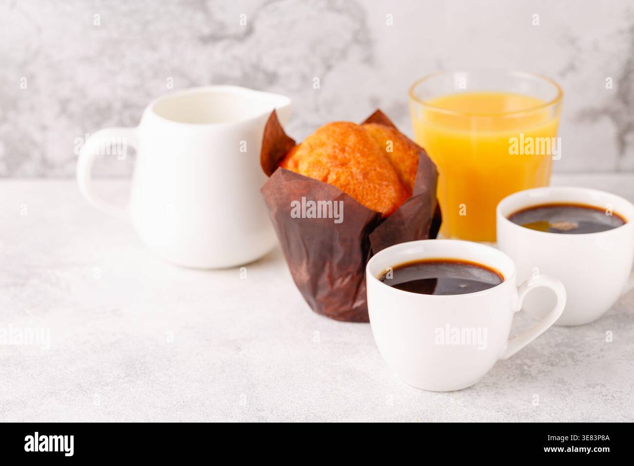 Heißer Kaffee und Muffin, selektiver Fokus. Stockfoto