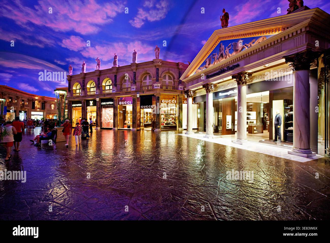 Besucher erkunden das beliebte Einkaufsviertel im Caesars Palace Hotel. Luxusgeschäfte und einzigartige Architektur schaffen eine lebendige Atmosphäre für Käufer. Stockfoto