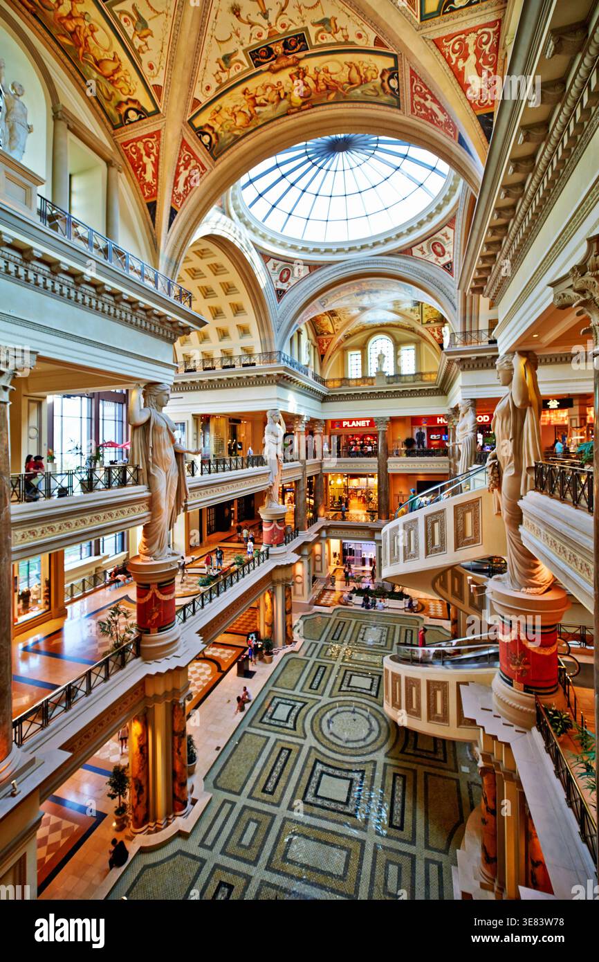 Besucher erkunden die Shopping Mall im Caesars Palace in Las Vegas. Die große Architektur und das Design lenken die Aufmerksamkeit auf Käufer und Touristen. Stockfoto