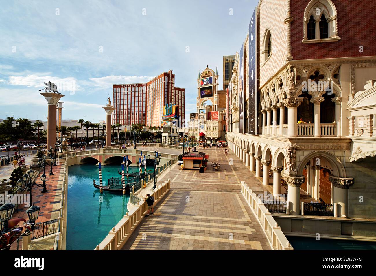 Die Leute laufen entlang des Kanals in der Nähe des Venetian Hotels in Las Vegas. Der sonnige Tag beleuchtet die Architektur und Aktivitäten in der Gegend. Stockfoto