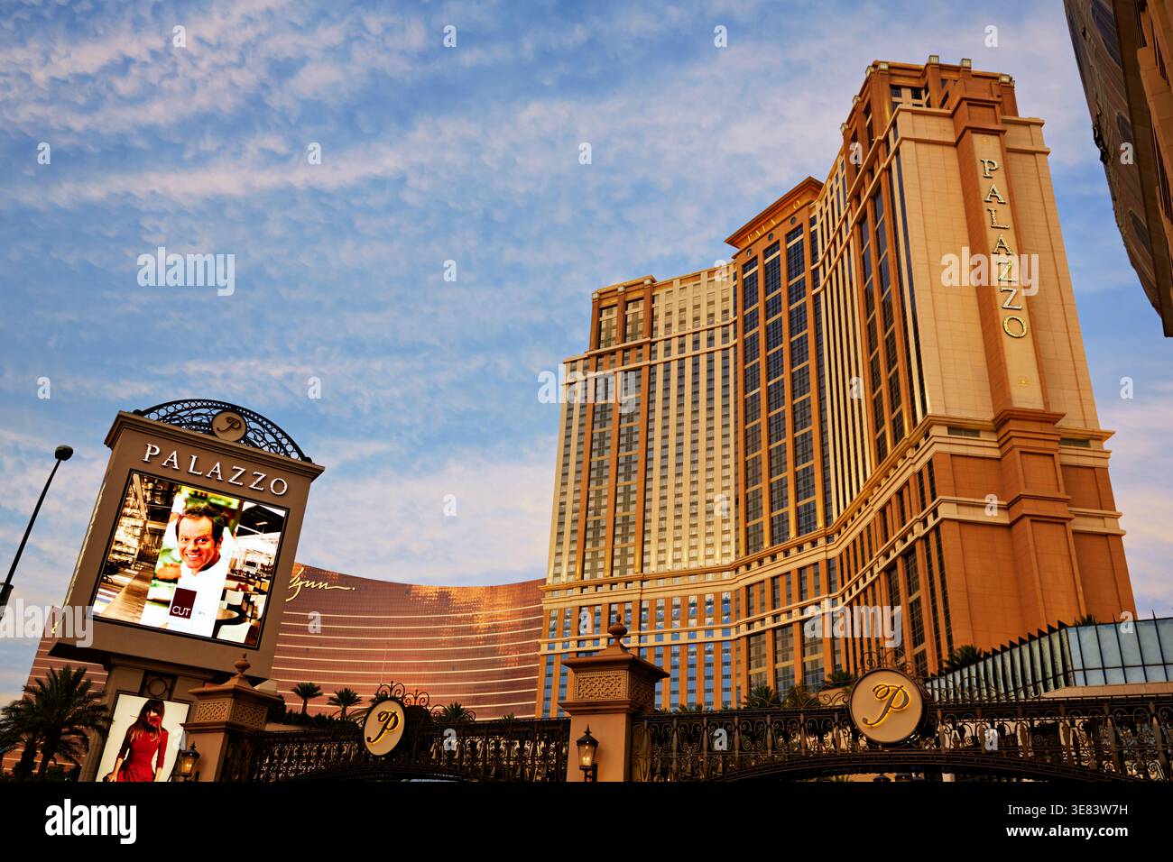 Das Palazzo Suites im Venetian Hotel steht hoch unter einem blauen Himmel in Las Vegas. Besucher genießen die geschäftige Atmosphäre rund um das Hotel. Stockfoto