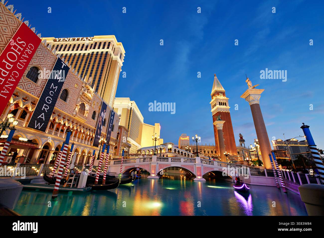 Das Venetian Hotel in Las Vegas zeigt Kanäle und Brücken bei Sonnenuntergang. Die Lichter reflektieren das Wasser und schaffen eine lebendige Atmosphäre. Stockfoto