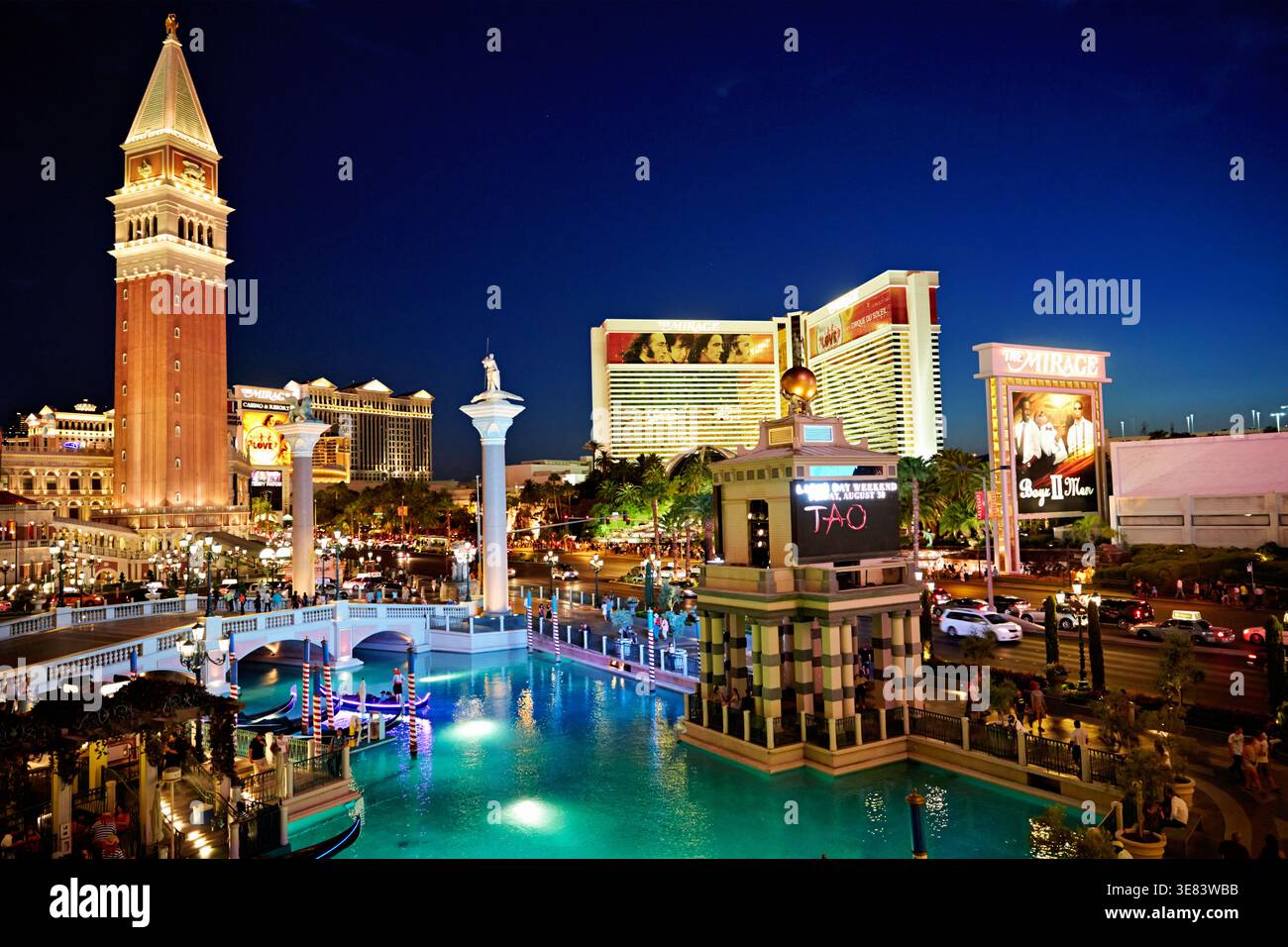 Das Venetian Hotel und die Umgebung von Las Vegas sind bei Sonnenuntergang sichtbar und die Lichter beginnen zu leuchten. Stockfoto