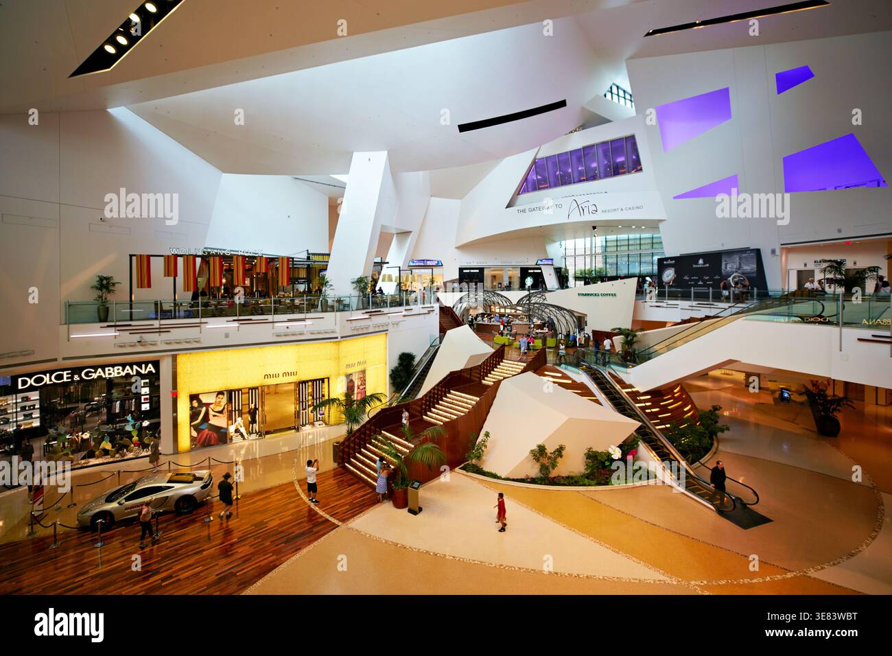 Besucher spazieren durch die Crystals Mall im Stadtzentrum von Las Vegas. Verschiedene Geschäfte und Restaurants sind in der modernen Architektur zu sehen. Stockfoto