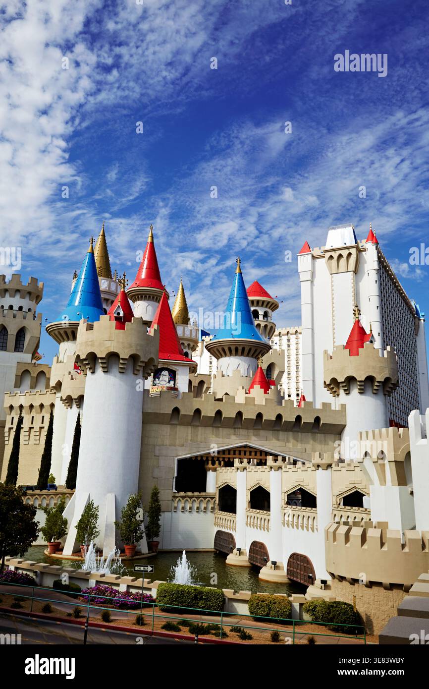 Das Excalibur Hotel and Casino zeigt seine berühmten Türme in Las Vegas. Besucher genießen die einzigartige Architektur und die lebhafte Atmosphäre außerhalb des Veranstaltungsorts. Stockfoto
