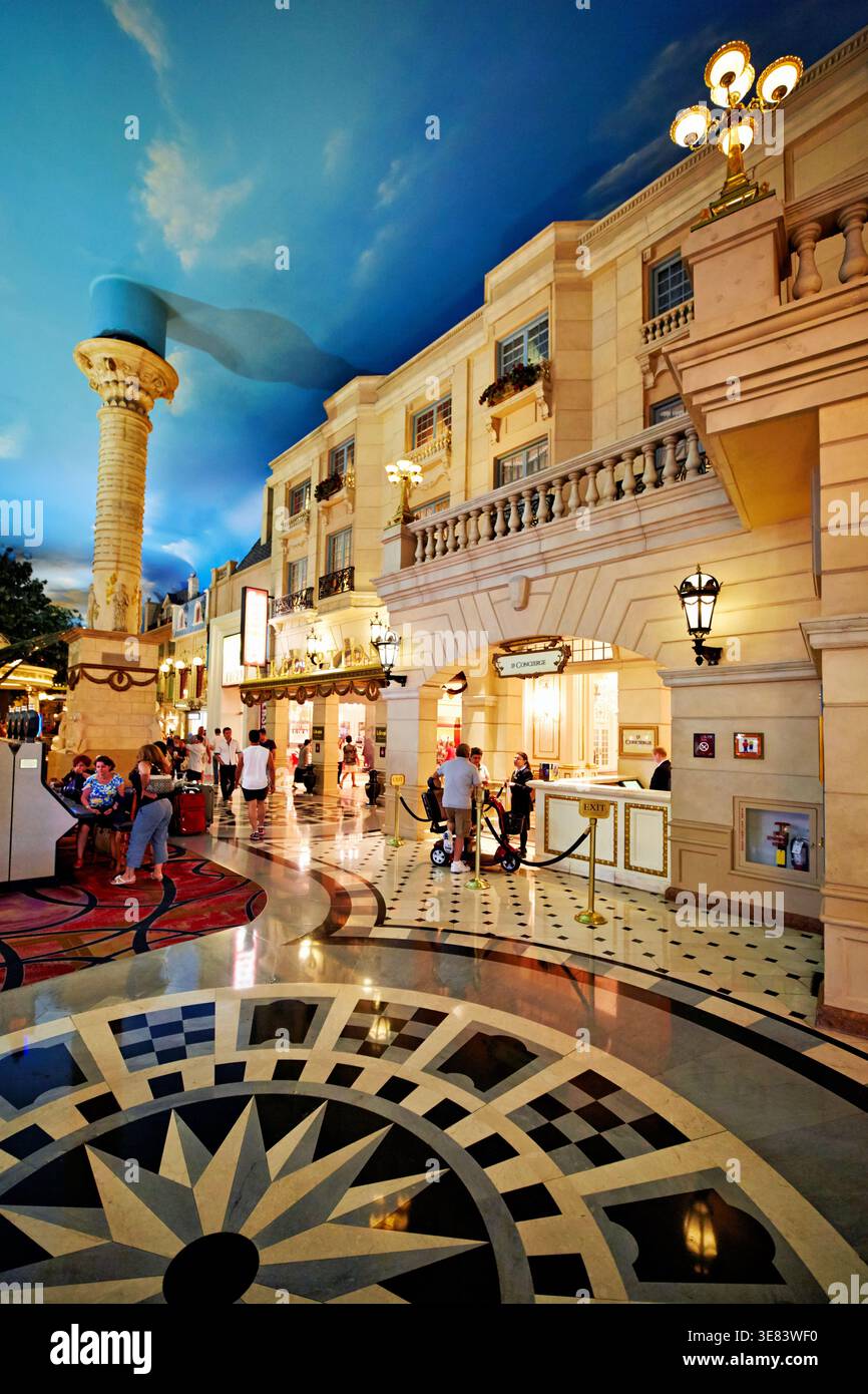 Die Leute genießen ihre Zeit im Paris Casino in Las Vegas. Die Architektur und Details schaffen eine lebendige Atmosphäre für alle Gäste. Stockfoto