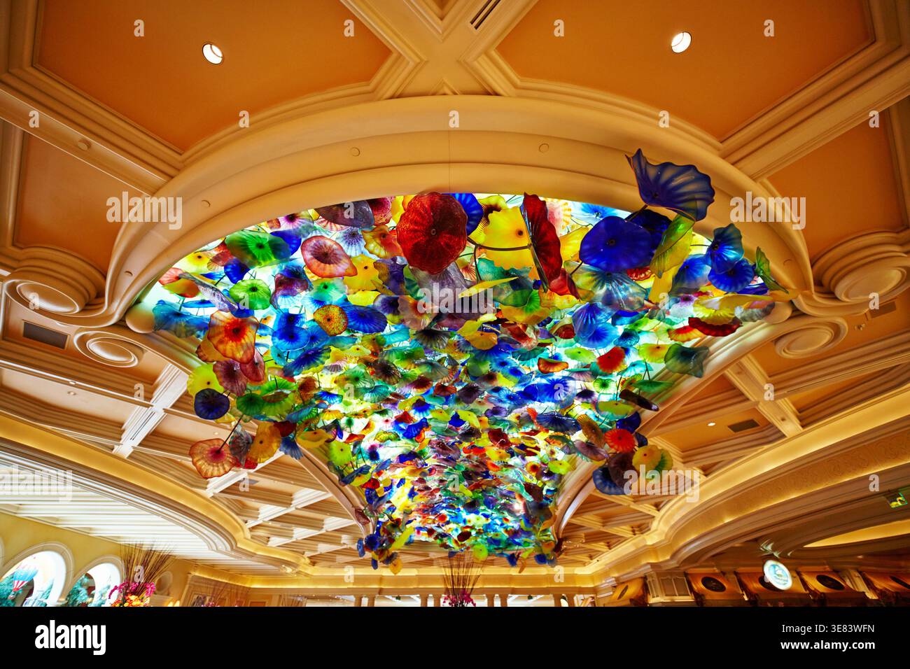 In der Lobby des Bellagio Hotels in Las Vegas, Nevada, können Besucher bunte Glasskulpturen bewundern, die von der Decke hängen. Stockfoto