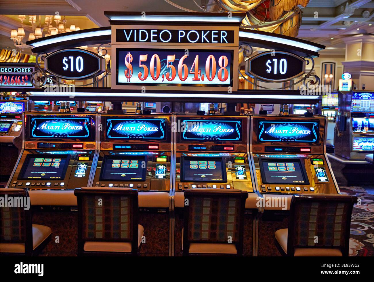 Die Leute spielen Video Poker im Bellagio Casino. Die Maschinen zeigen hohe Gewinne und ziehen viele Spieler in Las Vegas an. Stockfoto
