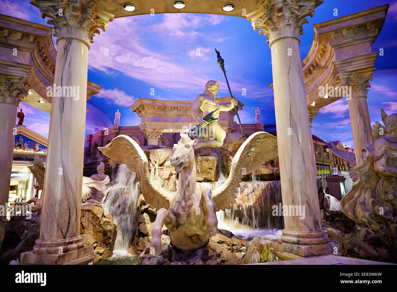 Besucher bewundern tagsüber den Brunnen und die Statue in der Caesars Palace Hotel Mall in Las Vegas. Stockfoto